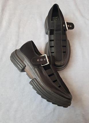 Шкіряні сандалії