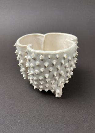 Органічне кашпо з кераміки ручної роботи — фактура морського їжака — колір слонової кістки