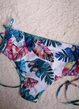 Высокие трусики от купальника на шнуровке. разграждай!!