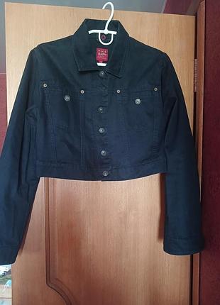 Джинсовая темносиняя-почти черная короткая куртка  the barn. на ит. размер . 42