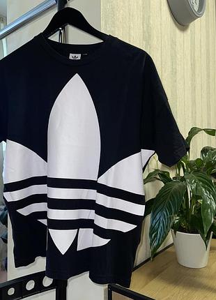 Чорна футболка adidas