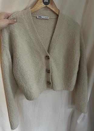 Зара zara вкорочений кардиган бежевий як буклє