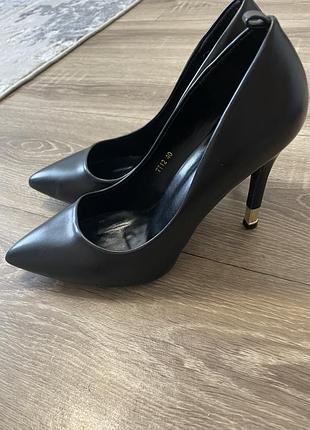 Туфлі лодочки на каблуках