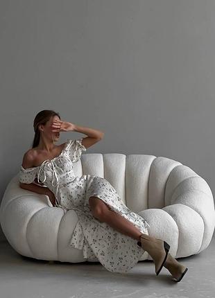 Платье со спущенными плечами