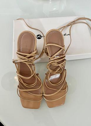 Босоніжки на завʼязках бежеві kachorovska