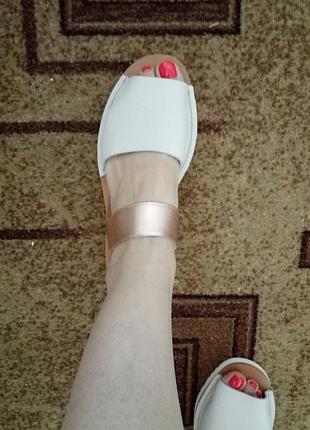 Кожаные новые босоножки.