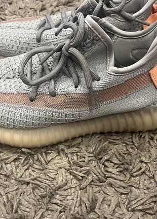 Кросівки дуже легкі та комфортні,в пʼяткі boost для амортизації