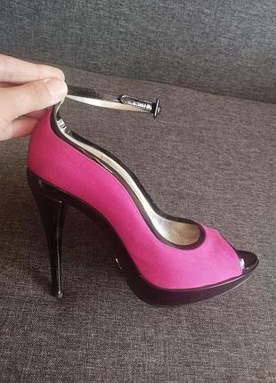 Dolce & gabbana босоножки, фуксия, заколка 10 см, размер 38,5