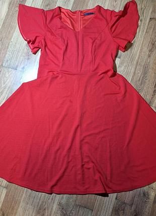 Яркое красное платье с расклешенным низом 2xl