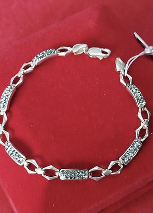 Срібний браслет з кристалами swarovski сірого кольору.