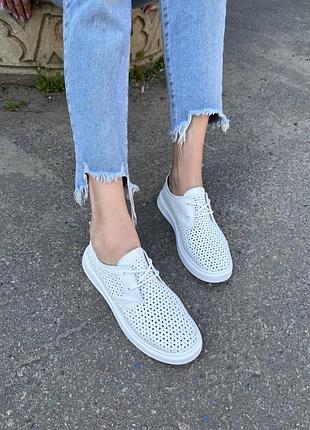 Шкіряні жіночі білі кеди з перфорацією натуральна шкіра