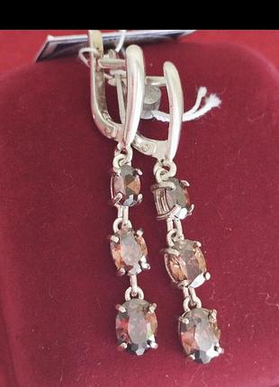 Срібні сережки підвіски з коричневими цирконами.