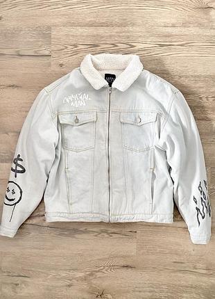 Джинсова куртка шерпа на блискавці з малюнком boohoo man