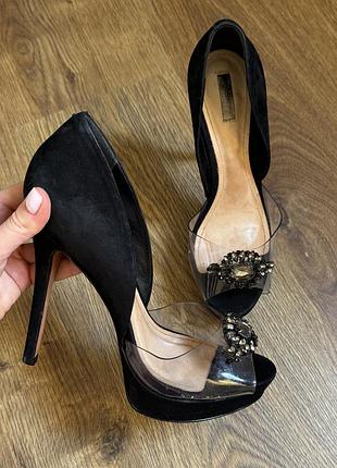 Каблуки. туфлі на підборах з відкритим носком