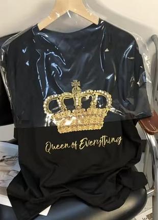 Стильна чорна oversize вільна пряма футболка з короною queen та золотою фурнітурою