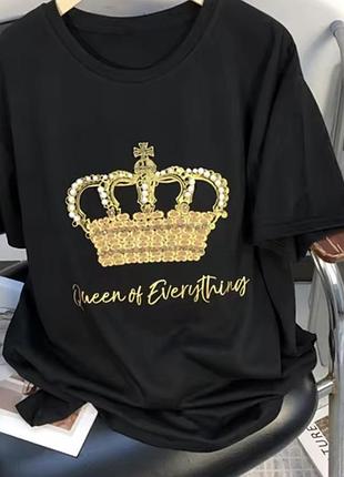 Чорна футболка з короною queen та золотою фурнітурою