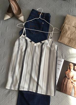 Красивая роскошная блуза в полоску прямогокроя на тонких бретелях