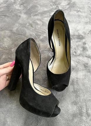 Туфлі замшеві на підборах з відкритим носком