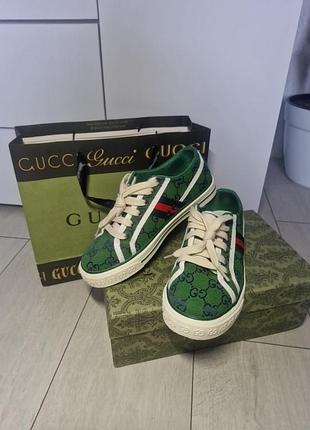 Кроссовки женские gucci зеленого цвета и с молочными шнурками