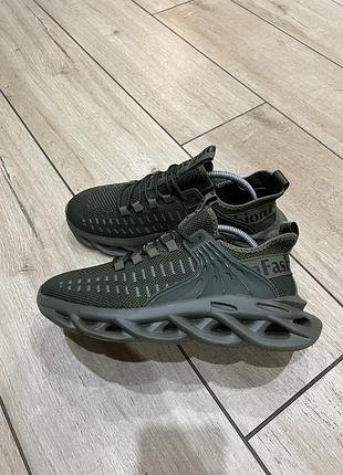 Продам кросівки колір хакі