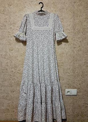 Платье в винтажном стиле в цветочный принт