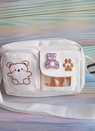 Сумка джинс с вышитым медвежонком тедди и значком, отделение для карточек, постеров- белая