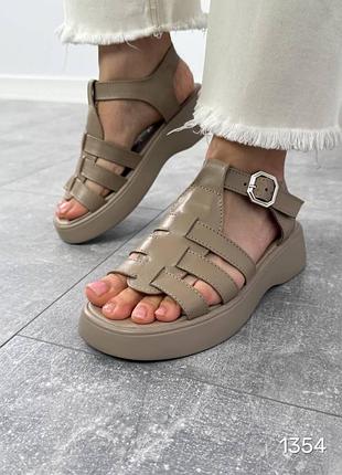 Трендовые кожаные босоножки по типу сандалий