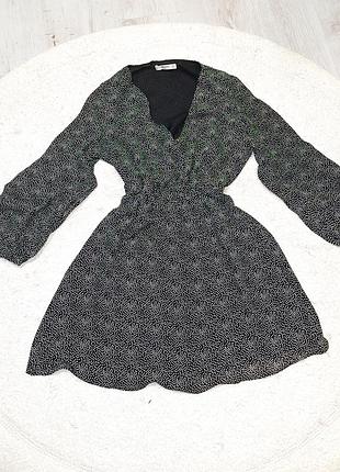 Шикарное платье шифона в горошек с глубоким декольте. очень легкое и воздушное.