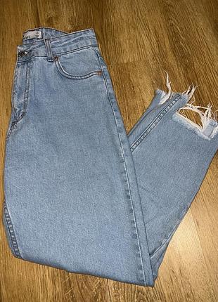 Джинсы mom