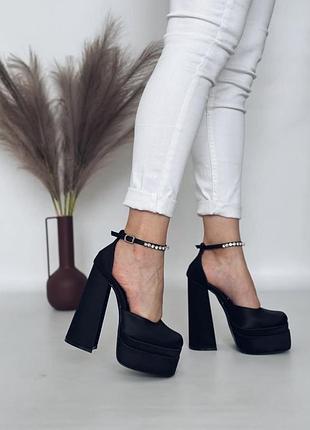 Атласні туфлі