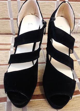 Новые эффектные босоножки