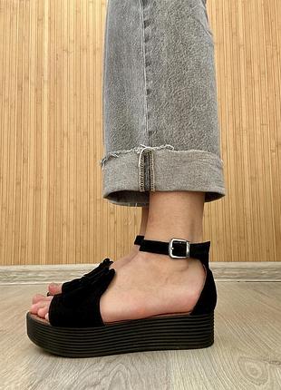 Черные босоножки на платформе с ремешком