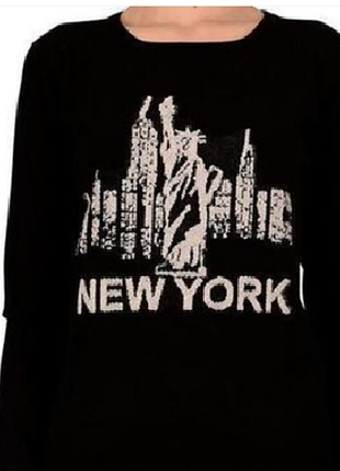 Стильный натуральный молодежный джемпер с символомрея света черного цвета.