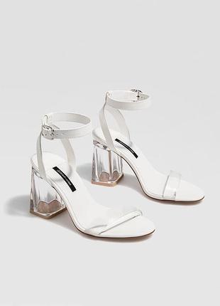 Босоніжки білі на прозорих блочних підборах