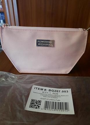 Новая оригинальная косметичка viktor &amp;rolf flowerbomb
цвет розовая пудра
размер 19*10,5 см, дно 6 см