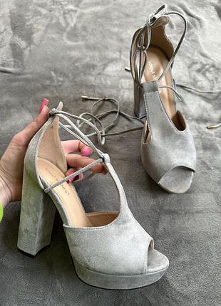 Босоніжки замшеві із завʼязкою на блочних підборах сірі