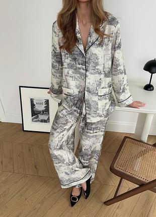 Неймовірний сатиновий костюм з принтом