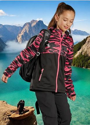 Яскрава стильна куртка курточка на дівчинку софтшел демісезонна вітровка на флісі
