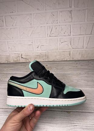 Крутые кроссовки nike jordan 1 retro low se