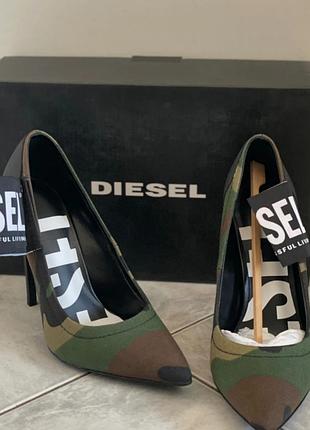 Туфлі на підборах