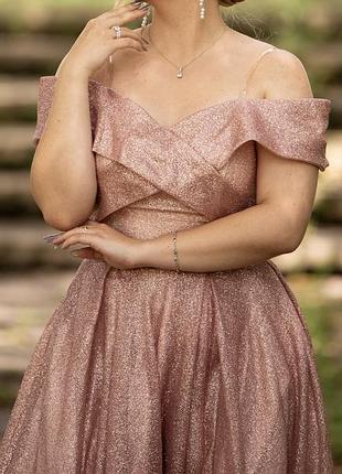 Випускна сукня з розрізом на ніжку,корсетом і чашками,розмір m-l.дефектів немає