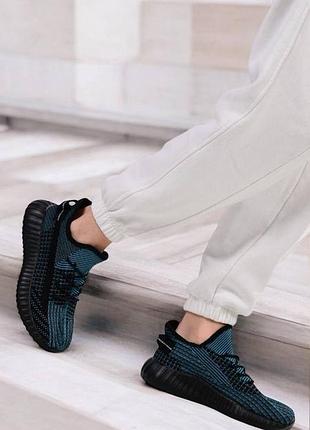 Кросівки жіночі на чорній підошві