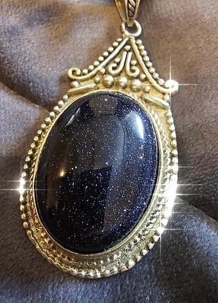 Кулон жіночий сріблястий в етнічному стилі з чорним авантюрином на каучуковому ремінці.