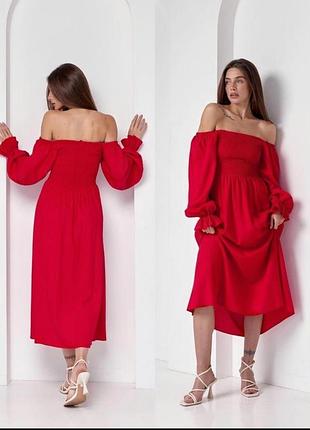 Трендовое льняное женское платье красного цвета с резинкой на груди и спущенными плечами