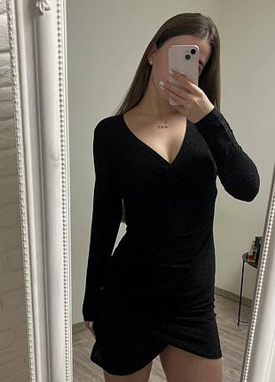 Блискуча чорна сукня