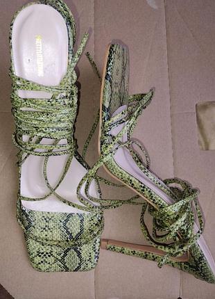Босоножки питон на шнуровке