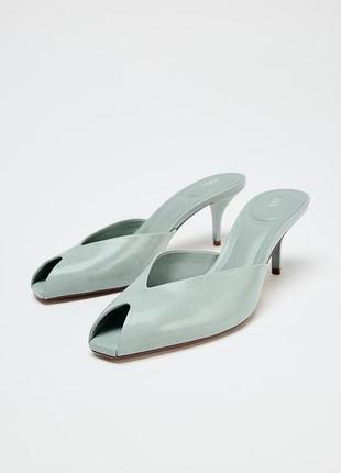 Лакированные босоножки zara