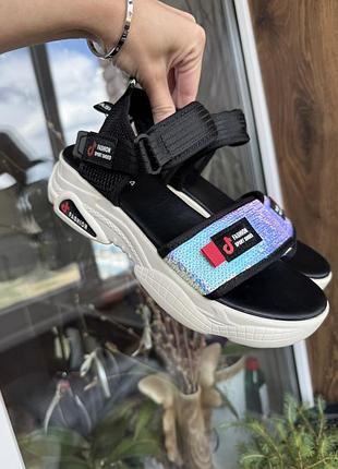 Босоніжки на платформі, спортивні сандалі на високій підошві