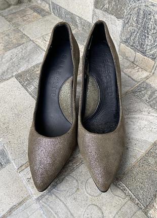 Шкіряні туфлі човники