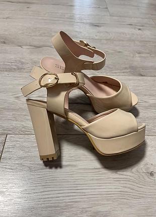 Босоніжки лакові на товстому каблуку